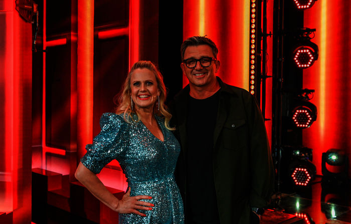 Starnacht am W&ouml;rthersee: Das neue Moderationsduo 2022 &ndash; Hans Sigl und Barbara Sch&ouml;neberger. Bild: Sender / ORF / SWR / Patricia Neligan