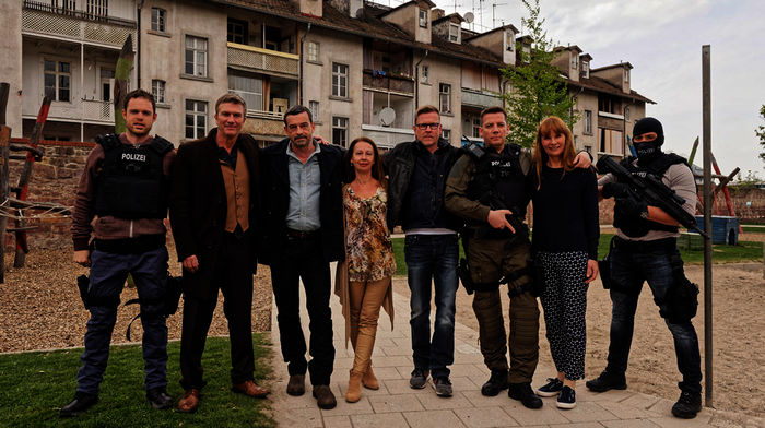 Ein Komparse, Philippe Caroit (Yves Kléber), Thomas Sarbacher (Steffen Herold), Produzentin Sabine Tettenborn, Regisseur Michael Rowitz, Andreas Heinzel (SEK Berger), Redakteurin Claudia Gerlach-Benz, ein Komparse. Bild: Sender / SWR / Polyphon Pictures