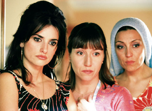 Raimunda (Penelope Cruz, li.) ist überrascht, dass sie ihre tot geglaubte Mutter Irene bei ihrer Schwester Sole (Lola Duenas, Mitte) antrifft. Bild: Sender