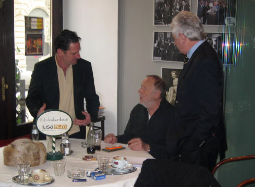 Max Tidof, Joseph Vilsmaier und Ernest Gabmann im Wiener Filmcaf&eacute;. Bild: TVbutler