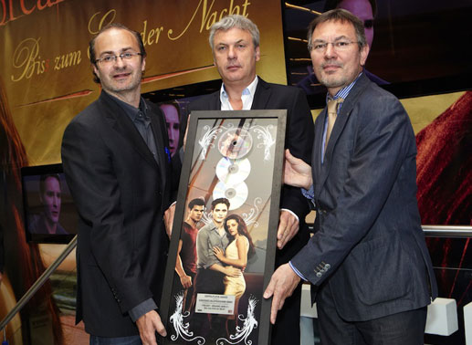 Franz Medwenitsch (Gesch&auml;ftsf&uuml;hrer IFPI) - (rechts) Michael Ivert (Gesch&auml;ftsf&uuml;hrer Concorde) - (Mitte) Georg Hoanzl (HOANZL) mit Platin-Preis. Bild: Hoanzl