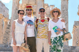 Akropolis Bonjour - Monsieur Thierry macht Urlaub: arine Hamelin (Agn&egrave;s Hurstel), Antoine Hamelin (Pablo Pauly), Thierry Hamelin (Jacques Gamblin), Claire Hamelin (Pascale Arbillot). Bild: Sender / WDR / Orange Studios 2022