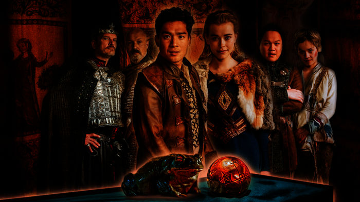 Das Märchen vom Frosch und der goldenen Kugel: König Theoderich (Götz Otto), Ulfred (Simon Werner), Gai (Jan Liem), Prinzessin Matilda (Milena Tscharntke), Teo (Viet Anh Alexander Tran), Fingerhut (Lea Drinda). Bild: Sender / ZDF und [F] Jan Hromadko, [M] Ewald Ebers. 