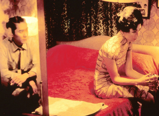 Als sie erfahren, dass ihre Ehepartner ein Verh&auml;ltnis miteinander haben, kommen sich auch Chow (Tony Leung Chui-wai) und Li-zehn (Maggie Cheung Man-yuk)) n&auml;her. Bild: Sender