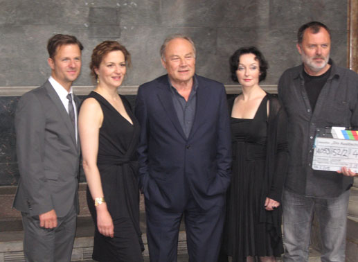 Filmcrew von Die Ausl&Atilde;&para;schung mit Regisseur am Set