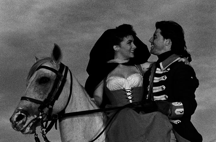 Adeline (Gina Lollobrigida), die den jungen Fanfan (Gérard Philipe) zunächst als naiven und kindlichen Schönling sieht, hegt letztlich doch Gefühle für ihn. Bild: Sender / 1952 TF1 Droits Audiovisuels / Rizzoli