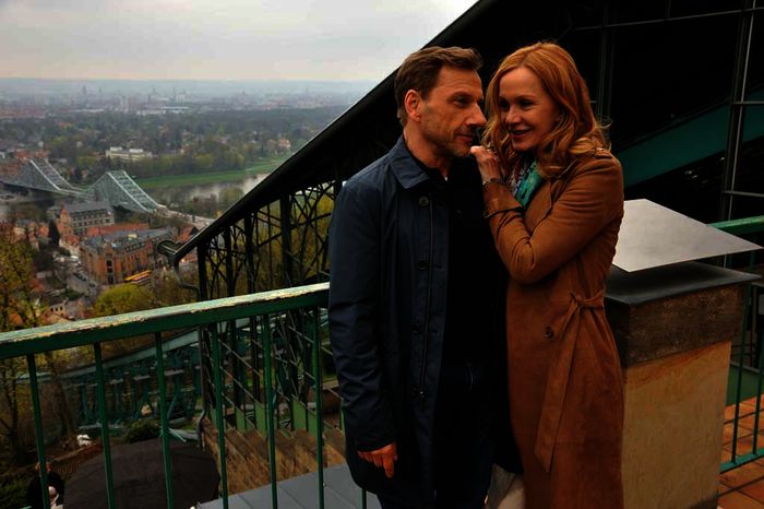 Anne (Katja Flint) f&uuml;hlt sich sehr zu Gregor (Richy M&uuml;ller) hingezogen. Bild: Sender