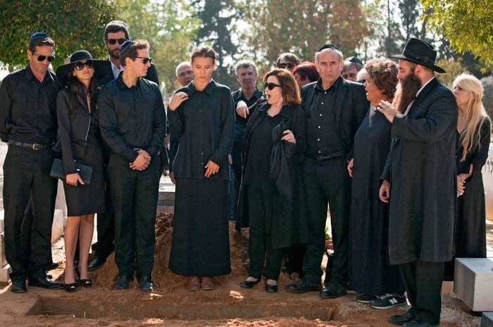 Zahra (Peri Baumeister) bekreuzigt sich auf der Beerdigung von Bennis Großvater und offenbart so, dass sie Christin ist. (Liron Levo, Sendi Bar, Ron Shahar, Trystan Puetter, Peri Baumeister, Sandra Sadeh, Doval'e Glickman). Bild: Sender / Wiedemann & Berg Television Vered Adir