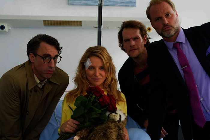 Anna (Diana Staehly) landet nach einem missgl&uuml;ckten Bungee-Sprung im Krankenhaus und wird von ihren Ex-M&auml;nnern Eugen (Alexander Schubert), Tom (Frank Maier) und Kafi (Mirco Reseg) besucht. Bild: Sender/RTL