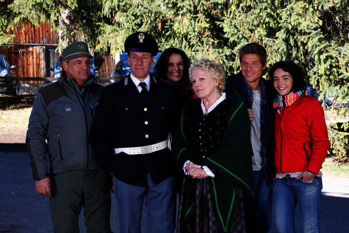 Pietros "Familie": sein Freund und Kollege Roccia (Francesco Salvi), Polizist Huber (Gianmarco Pozzoli), seine Schwägerin Claudia (Bettina Giovannini), Roccias Schwester Assunta (Katia Ricciarelli), sein Neffe Giorgio (Gabriele Rossi) und Roccias Tochter Chiara (Claudia Gaffuri). Bild: Sender