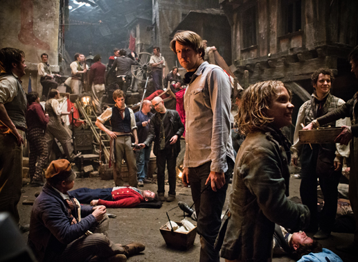Regisseur Tom Hooper and Daniel Huttlestone als Gavroche am Set von Les Mis&eacute;rables. Bild: Sender / Universal Pictures