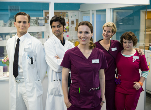 AiWler Tobias Lewandowski (Eric Klotzsch), Dr. Marco Behring (Maximilian Grill), Betty (Bettina Lamprecht), Lizzy (Theresa Underberg) und Talula (Carolin Walter). Bild: Sender / Martin Valentin Menke
