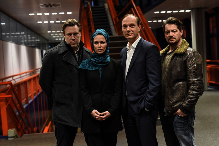 Diller (Nicholas Ofczarek), Soraya (Melika Foroutan), Epstein (Martin Brambach) und Kessel (Fritz Karl) stehen zusammen. Bild: Sender
/ ZDF / Marion van der Mehden 