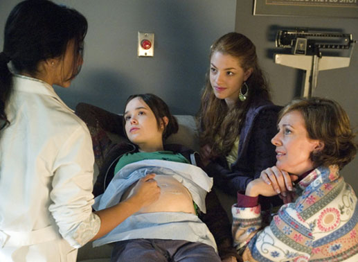 Die Assistentin (Kaaren de Zilva, l.) wagt es, Juno (Ellen Page, 2.v.l.) ein nicht vorhandenes Verantwortungsgef&uuml;hl zu unterstellen. Doch sie hat die Rechnung ohne den Wirt gemacht. Juno's Mutter Bren (Allison Janney, r.) putzt die vorlaute Assistentin professionell runter. Da kann Juno's beste Freundin Leah (Olivia Thirlby, 2.v.r.) nur noch staunen. Bild: Sender