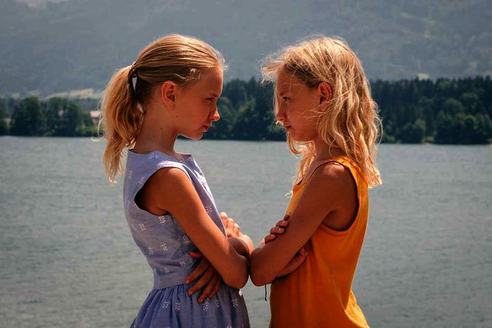 In einem Ferienheim am Wolfgangsee treffen zwei elfjaährige Mädchen aufeinander wie sie verschiedener nicht sein könnten: Lotte (Delphine Lohmann, l.), verschlossen und schüchtern und der temperamentvolle Wildfang Luise (Mia Lohmann, r.). Bild: Sender / ARD / SWR / Hendrik Heiden