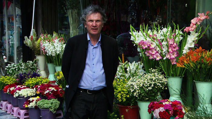 Fritz Orter in der legend&auml;ren Flowerstreet in Kabul, in der in den 60er Jahren die Hippies auf ihrem Trip nach Indien Station machten.  Bild: Sender/ORF