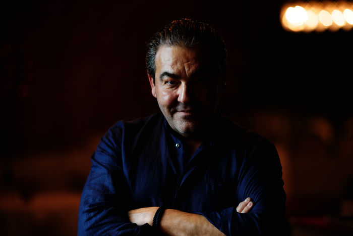 Restaurantlegenden: Komponisten: Juan Amador ist als spanisches Gastarbeiterkind in der schw&auml;bischen Pampa aufgewachsen. Und in Wien hat er das geschafft, was vor ihm noch niemand erreich hat: In &Ouml;sterreich drei Michelin-Sterne zu erkochen. Bild: Sender / ServusTV / Martin H&ouml;rmandinger