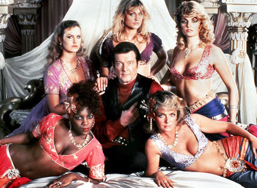 F&uuml;nf aufreizende Damen und eine Doppelnull: Roger Moore als James Bond. Bild: Sender