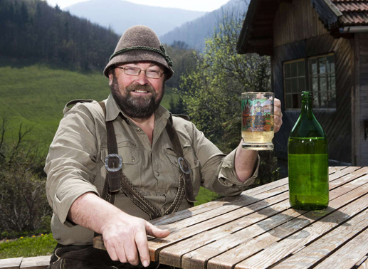 Leopold &ndash; der gem&uuml;tliche J&auml;ger, 52, aus Nieder&ouml;sterreich. Leopold betreibt eine Mutterkuhhaltung und eine Jausenstation. Er hat 2 S&ouml;hne und 2 T&ouml;chter aus einer fr&uuml;heren Beziehung. Bild: ATV