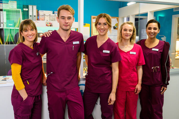 Bettys Diagnose: Rike Köhler (Isabell Horn), Lukas Hilpert (Niklas Löffler), Elisabeth Hertz (Henrike Hahn), Mia Kunze (Antonia Döring), Ava Edemir (Rona Özkan) Bild: Sender / ZDF / Willi Weber.