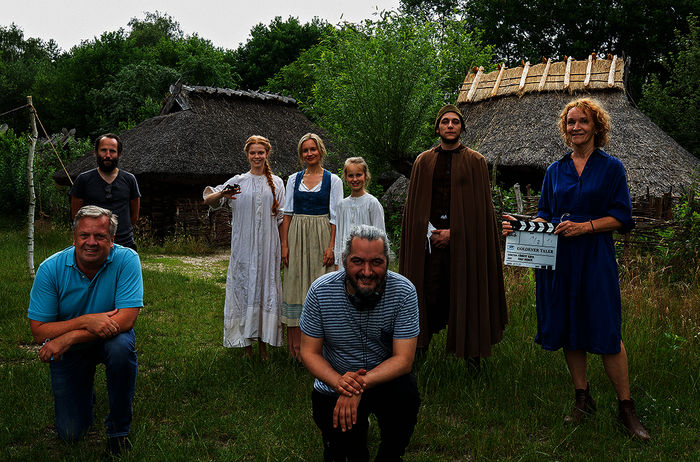 Ralf Noack (Kamera), Valerie Sophie K&ouml;rfer (Anna Barbara), Stefanie Stappenbeck (Mutter Monika), Frida Brandenburg (Eva), Sandro Fioravanti (Torw&auml;chter), Gabriele Jung (Produzentin). Vordere Reihe von links: Marc Schneider (Produzent), C&uuml;neyt Kaya (Regie). Bild: Sender / rbb / Michael Rahn