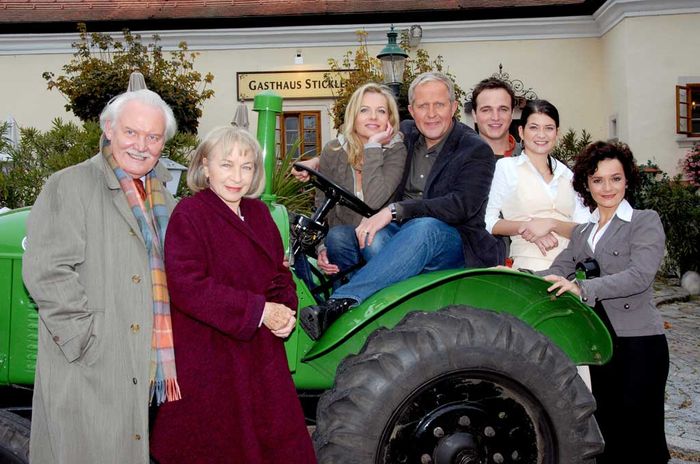 Wolfgang H&uuml;bsch (Gottfried Schnell), Christine Ostermayer (Hermine Stickler), Susanne Michel (Claudia Plattner), Harald Krassnitzer (Thomas Stickler), Achim Schelhas (Paul Plattner), Julia Rosa St&ouml;ckl (Edina Legedy), Katharina Stemberger (Andrea Plattner). Bild: Sender / Ali Schafler