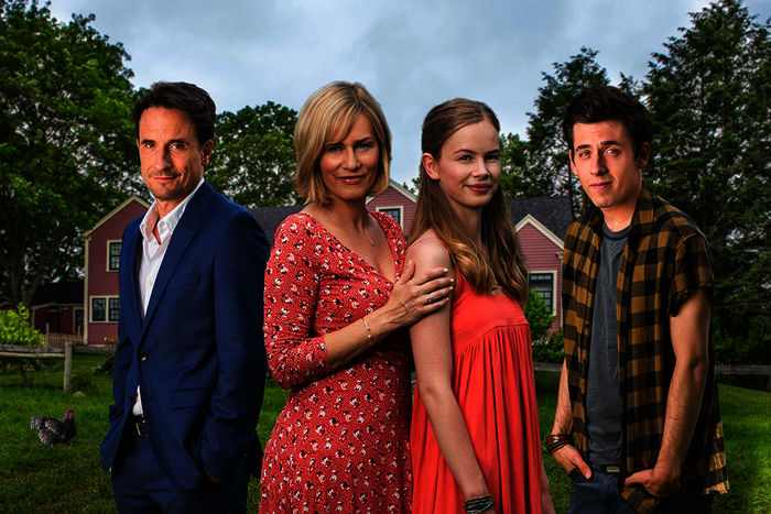 Lydia (Gesine Cukrowski) und ihre Tochter Holly (Emilia Bernsdorf) sind ein eingespieltes Team, das durch Peter (Oliver Mommsen,) und seinen Sohn Simon (Tobias John von Freyend) plötzlich aufgemischt wird. Bild: Sender / ZDF / Rick Friedman