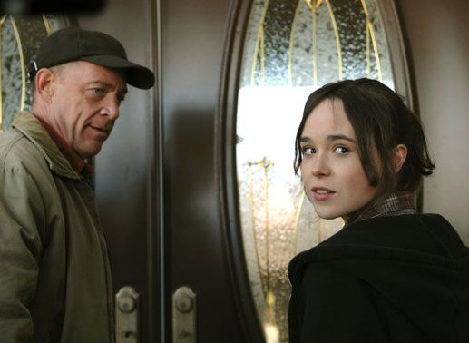 Juno (Ellen Page, r.) und ihr Vater Mac (J.K.Simmens) sind gl&uuml;cklich, dass sie ein so perfektes Elternpaar f&uuml;r das Baby gefunden haben. Bild: Sender