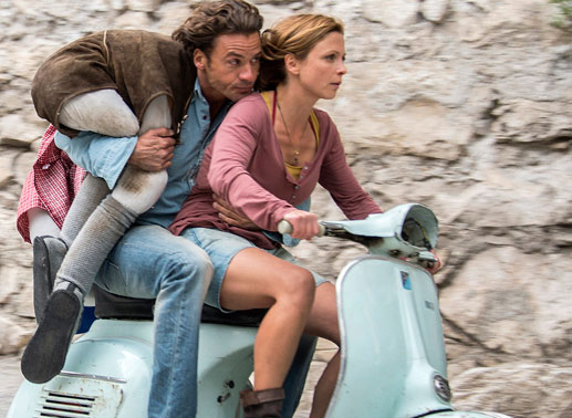 Vollgas voraus: Eva (Julia Brendler) und Marc (Stephan Luca) beteiligen sich mit einer Trachtenpuppe im Gepäck an einem traditionellen italienischen Dorfwettstreit. Bild: Sender