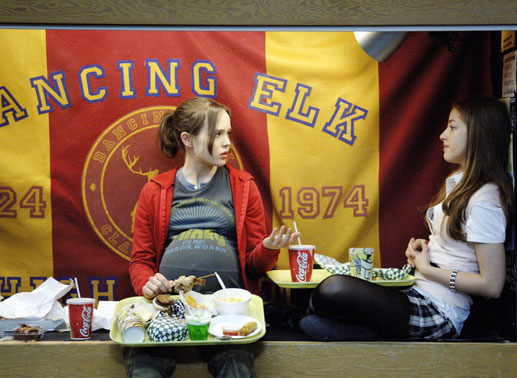 Juno (Ellen Page, l.) m&ouml;chte das Kind auf gar keinen Fall abtreiben, aber behalten will sie es auch nicht. Ihre beste Freundin Leah (Olivia Thirlby, r.) bringt sie auf die Idee, dass Baby zur Adoption frei zu geben. Bild: Sender