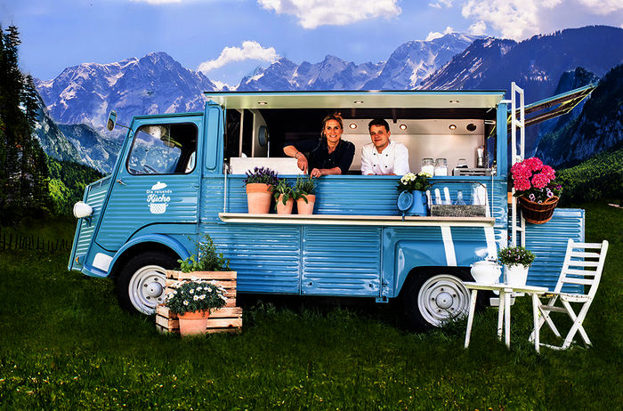 K&ouml;chin Anita und Geselle Max sind im blauen Foodtruck auf kulinarischer Reise unterwegs durch &Ouml;sterreich. Bild: Sender / ServusTV / Marco Riebler 