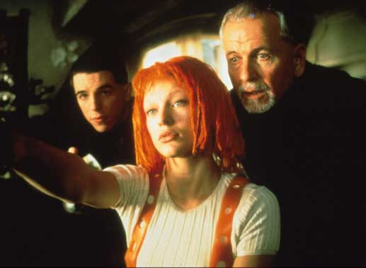Augenblicklich erkennt der Priester Cornelius (Ian Holm, r.) in dem geheimnisvollen M&auml;dchen Leeloo (Milla Jovovich, M.) die Tr&auml;gerin des f&uuml;nften Elements ... Bild: Sender/Tobis