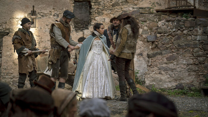 Die verkaufte Prinzessin: Prinzessin Sophia (Kristin Alia Hunold) trifft auf die Anf&uuml;hrerin ihrer Entf&uuml;hrer (Eva Kuen). Bild: Sender / BR / TV60Filmproduktion GmbH / Martin Rattini