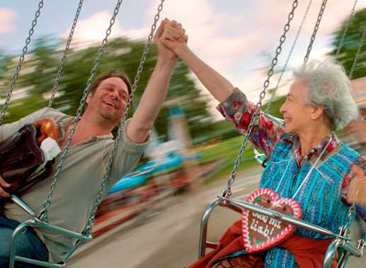 Ein Moment der Gl&uuml;ckseligkeit. Ohne Geld, Handy und Auto ist Richard (Roeland Wiesnekker) mit seiner demenzkranken Mutter Hilde (Christine Ostermayer) auf einem Volksfest gestrandet. Bild: Sender / Fabian R&ouml;sler