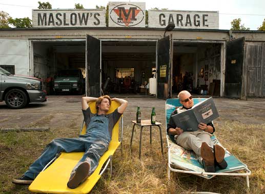 Es ist nicht wirklich viel los in Endlingen, auch nicht in Maslows Garage. Maslow (Joachim Kr&oacute;l) selbst und Ben (Sven Gielnik) haben viel Zeit, zu tr&auml;umen. Bild: Sender / Bavaria Fernsehproduktion / Daniela Incoronato