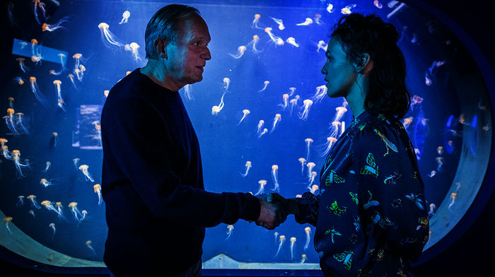 Der Aquariumsdirektor Georg (Ulrich Tukur) hat sich in die jüngeren Zoologie-Doktorandin Laura (Lucie Heinze) verliebt. Bild: Sender / ARD Degeto / Boris Laewen