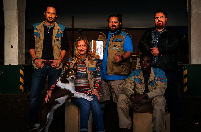 Oliver Mommsen (Rolle Henry Lafers), Nadeshda Brennicke (Rolle Mona Kubelik), Kailas Mahadevan (Rolle Mehmet Buballa), Stephen Owusu-Sekyere (Rolle Jamal) und Tristan Seith (Rolle Chief Eichberg). Bild: Sender / ARD Degeto / Boris Laewe