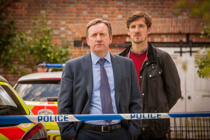 Barnaby (Neil Dudgeon) und Nelson (Gwilym Lee) haben es mit einer rätselhaften Mordserie zu tun.. Bild: Sender / Mark Bourdillon
