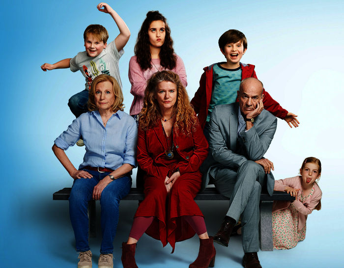 Enkel f&uuml;r Anf&auml;nger: Julius Weckauf (Jannik), Maren Kroymann (Karin), Maya Lauterbach (Merle), Barbara Sukowa (Philippa), Bruno Gr&uuml;ner (Viktor), Heiner Lauterbach (Gerhard), Luise Gleich (Leonie). Bild: Sender/STUDIOCANAL