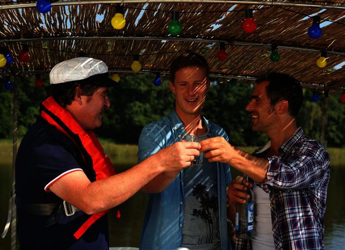 Henner (Stephan Szász), Simon (Gabriel Merz) und Finke (Golo Euler) haben nicht nur Spa&szlig; miteinander, sie werden auf dem Hausboot auch zu echten Freunden. Bild: Sender / SWR / Flare Film / Hardy Spitz 