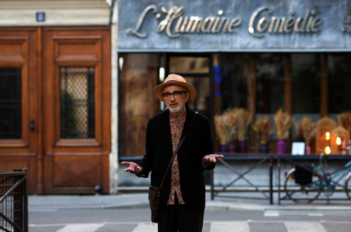 Vom Gießen des Zitronenbaums: E.S. (Elia Suleiman) flaniert durch Paris und wird für die Touristen ein Teil der Folklore. Bild: Sender / Neue Visionen Filmverleih / Sofian El Fani